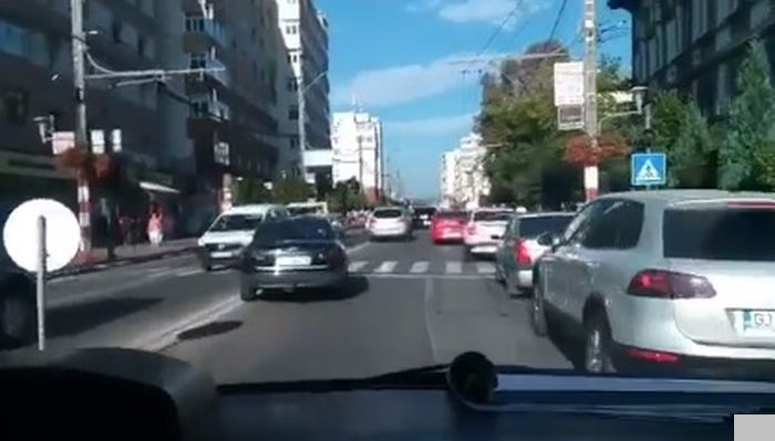 ambulanta blocata trafic