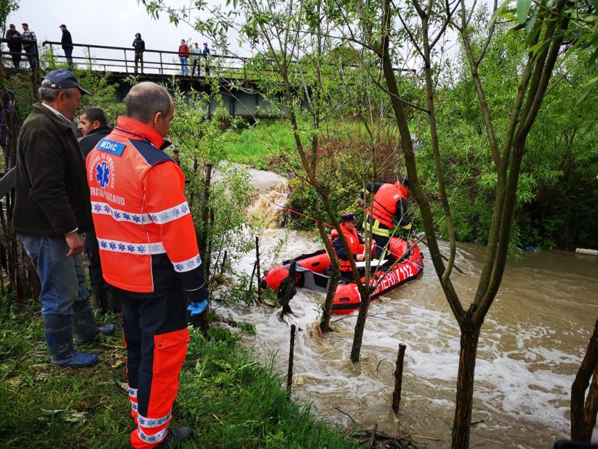 copil_luat_de_viitura