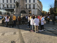 FOTO-Absolventii-de-Medicina-au-iesit-in-strada