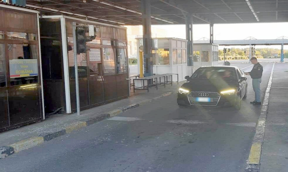 Fals procurat cu 1.600 de euro, descoperit la controlul de frontieră