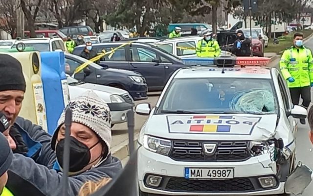 Masina-politie-accident-Laminorului-1-e1642149051991-640x400